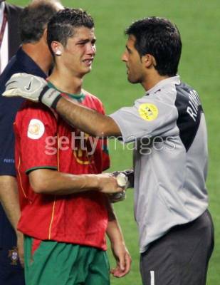 cristiano qui se fait consoler par ricardo